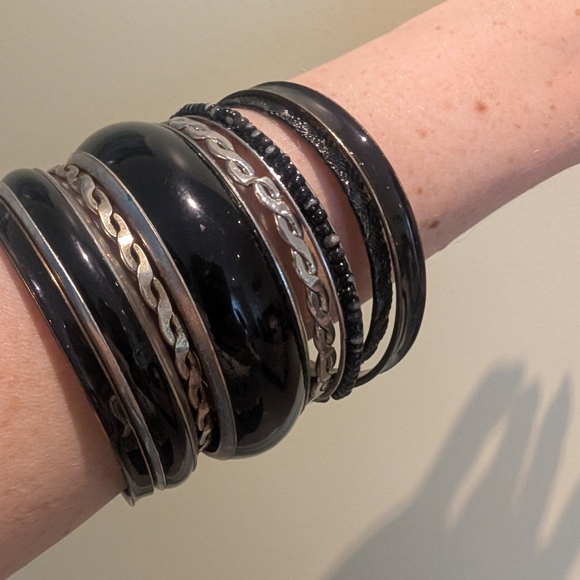 Elegant Black and Silver Bangle Set - Picture 6 of 6
